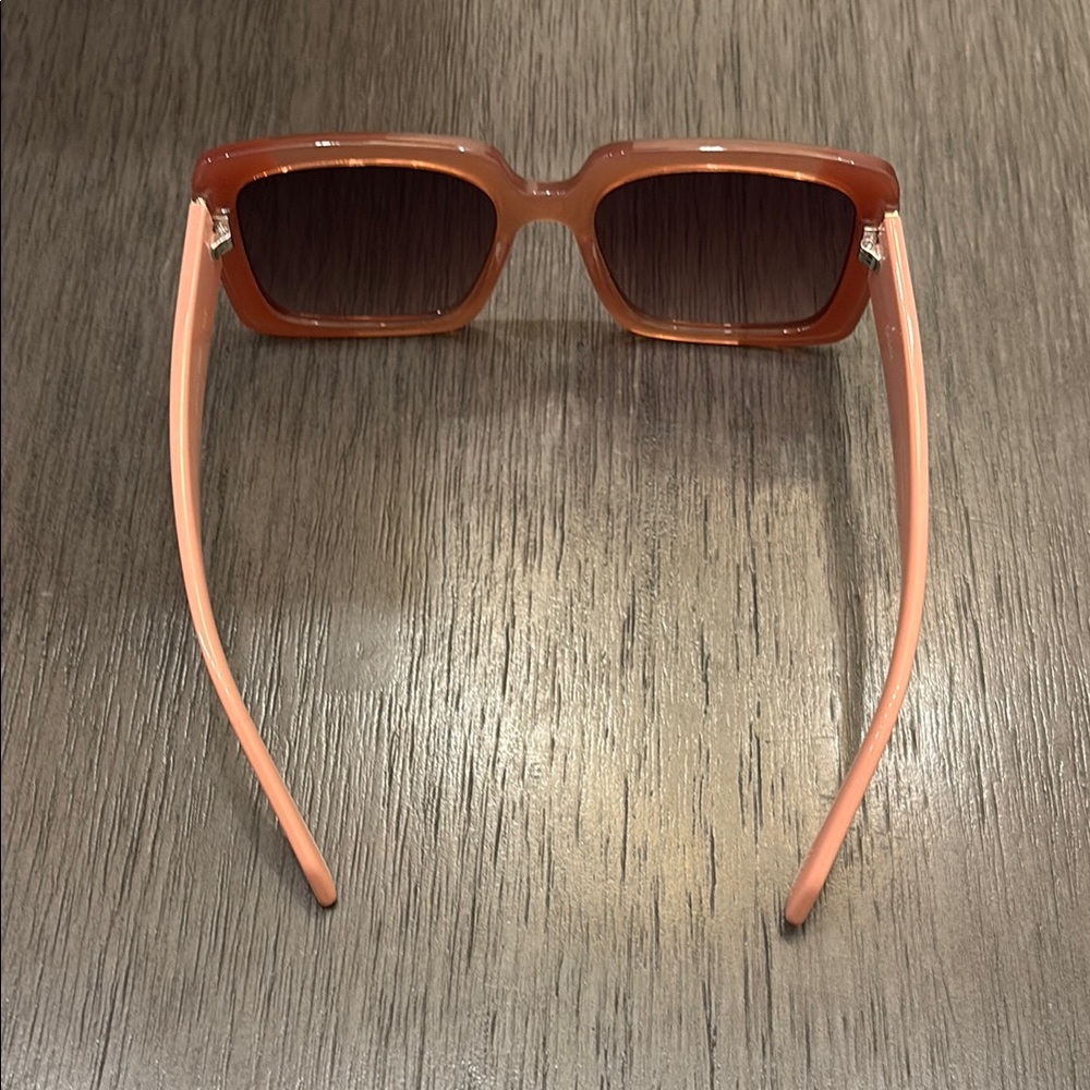 Quay Australia Total Vibe Sunglasses - Milky Pink - Like New! - Picture 4 of 8